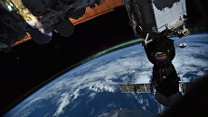 Российский космический корабль Союз на фоне Земли. Архивное фото Российский космический корабль Союз на фоне Земли. Архивное фото