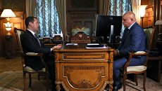 Дмитрий Медведев и временно исполняющий обязанности губернатора Кемеровской области Сергей Цивилев во время встречи. 7 сентября 2018 Дмитрий Медведев и временно исполняющий обязанности губернатора Кемеровской области Сергей Цивилев во время встречи. 7 сентября 2018
