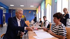 Мэр Москвы Сергей Собянин в единый день голосования на избирательном участке в Москве Мэр Москвы Сергей Собянин в единый день голосования на избирательном участке в Москве