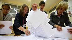 Члены избирательной комиссии во время подсчета голосов Члены избирательной комиссии во время подсчета голосов