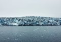 Фронт ледника Эсмарк. Постоянное откалывание льда сопровождается громким гулом Фронт ледника Эсмарк. Постоянное откалывание льда сопровождается громким гулом