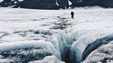 Талая вода прокладывает себе пусть в виде таких колодцев. Ещё в середине лета они представляют опасность - незаметно прикрыты снегом Талая вода прокладывает себе пусть в виде таких колодцев. Ещё в середине лета они представляют опасность - незаметно прикрыты снегом