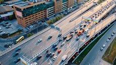 Движение на Звенигородском шоссе в Москве. Архивное фото Движение на Звенигородском шоссе в Москве. Архивное фото