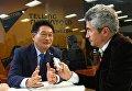 Председатель комитета по северному экономическому сотрудничеству при президенте Республики Корея Сон Ён Гиль (слева) в радиорубке Sputnik Председатель комитета по северному экономическому сотрудничеству при президенте Республики Корея Сон Ён Гиль (слева) в радиорубке Sputnik