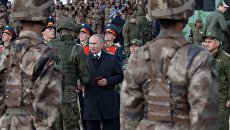 Владимир Путин на полевом смотре войск во время основного этапа военных маневров российских и китайских вооруженных сил Восток-2018. 13 сентября 2018 Владимир Путин на полевом смотре войск во время основного этапа военных маневров российских и китайских вооруженных сил Восток-2018. 13 сентября 2018