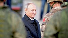 Владимир Путин во время полевого смотра войск после окончания основного этапа военных маневров Восток-2018 на забайкальском полигоне Цугол. 13 сентября 2018 Владимир Путин во время полевого смотра войск после окончания основного этапа военных маневров Восток-2018 на забайкальском полигоне Цугол. 13 сентября 2018