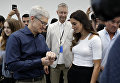 Генеральный директор Apple Тим Кук показывает новую модель Apple Watch 4. 12 сентября 2018 года Генеральный директор Apple Тим Кук показывает новую модель Apple Watch 4. 12 сентября 2018 года