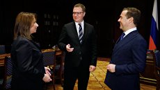 Председатель правительства РФ Дмитрий Медведев назначил своим пресс-секретарем первого заместителя главного редактора МИА Россия сегодня Олега Осипова (в центре). Слева - бывший пресс-секретарь председателя правительства РФ - заместитель руководителя аппарата правительства РФ Наталья Тимакова. 17 сентября 2018 Председатель правительства РФ Дмитрий Медведев назначил своим пресс-секретарем первого заместителя главного редактора МИА Россия сегодня Олега Осипова (в центре). Слева - бывший пресс-секретарь председателя правительства РФ - заместитель руководителя аппарата правительства РФ Наталья Тимакова. 17 сентября 2018