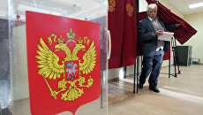 Избиратель голосует на своем избирательном участке в единый день голосования. Архивное фото Избиратель голосует на своем избирательном участке в единый день голосования. Архивное фото