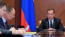 Дмитрий Медведев проводит совещание по вопросам развития нефтедобывающей отрасли страны и вопросам стимулирования добычи нефти. 18 сентября 2018 Дмитрий Медведев проводит совещание по вопросам развития нефтедобывающей отрасли страны и вопросам стимулирования добычи нефти. 18 сентября 2018