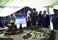 Президент РФ Владимир Путин во время осмотра макета будущего главного храма Вооружённых сил РФ, который будет построен на территории военно-патриотического парка «Патриот» Президент РФ Владимир Путин во время осмотра макета будущего главного храма Вооружённых сил РФ, который будет построен на территории военно-патриотического парка «Патриот»