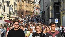 Люди гуляют по улице Кузнецкий мост в Москве. Сентябрь 2018 года Люди гуляют по улице Кузнецкий мост в Москве. Сентябрь 2018 года