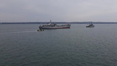 Корабли ВМС Украины после прохождения под арками Крымского моста Корабли ВМС Украины после прохождения под арками Крымского моста