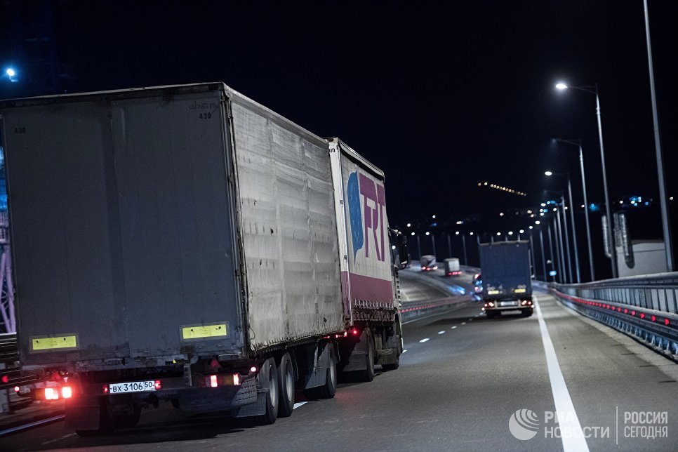 Грузовые машины на подъезде к Керченскому мосту