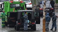 Сотрудники полиции эвакуируют автомобиль Мерседес на Васильевском спуске в Москве Сотрудники полиции эвакуируют автомобиль Мерседес на Васильевском спуске в Москве