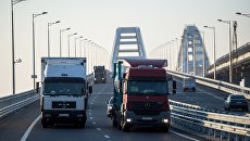 Грузовые машины на Крымском мосту Грузовые машины на Крымском мосту