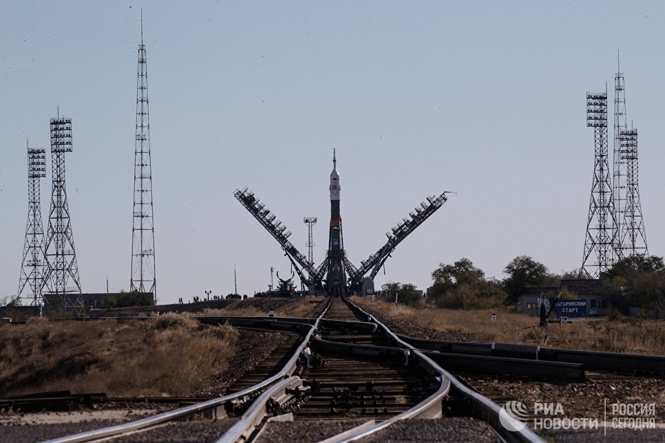 Установка ракеты-носителя Союз-ФГ с пилотируемым кораблем Союз МС-10 на стартовый стол первой Гагаринской стартовой площадки космодрома Байконур Установка ракеты-носителя Союз-ФГ с пилотируемым кораблем Союз МС-10 на стартовый стол первой Гагаринской стартовой площадки космодрома Байконур