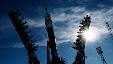 Установка ракеты-носителя Союз-ФГ с пилотируемым кораблем Союз МС-10 на стартовый стол первой Гагаринской стартовой площадки космодрома Байконур Установка ракеты-носителя Союз-ФГ с пилотируемым кораблем Союз МС-10 на стартовый стол первой Гагаринской стартовой площадки космодрома Байконур