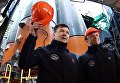 Члены дублирующего экипажа российский космонавт Олег Кононенко и канадский астронавт Давид Сен-Жак во время установки ракеты-носителя Союз-ФГ с пилотируемым кораблем Союз МС-10 на стартовый стол первой Гагаринской стартовой площадки космодрома Байконур Члены дублирующего экипажа российский космонавт Олег Кононенко и канадский астронавт Давид Сен-Жак во время установки ракеты-носителя Союз-ФГ с пилотируемым кораблем Союз МС-10 на стартовый стол первой Гагаринской стартовой площадки космодрома Байконур