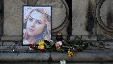 Портет журналистки Виктории Мариновой на импровизированном мемориале в городе Русе, Болгария Портет журналистки Виктории Мариновой на импровизированном мемориале в городе Русе, Болгария
