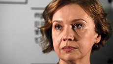 Вдова театрального режиссера и актера Дмитрия Брусникина Марина Брусникина во время своего представления коллективу в качестве нового художественного руководителя театра Практика в Москве. Вдова театрального режиссера и актера Дмитрия Брусникина Марина Брусникина во время своего представления коллективу в качестве нового художественного руководителя театра Практика в Москве.
