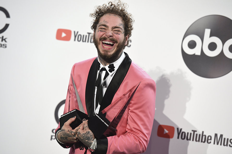 Артист Post Malone на церемонии награждения American Music Awards в Лос-Анджелесе Артист Post Malone на церемонии награждения American Music Awards в Лос-Анджелесе
