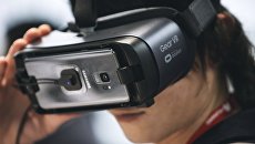 Посетитель на выставке мобильных технологий Mobile World Congress в Барселоне Посетитель на выставке мобильных технологий Mobile World Congress в Барселоне