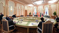 Председатель правительства РФ Дмитрий Медведев на заседании Совета глав правительств государств-членов ШОС в Душанбе. 12 октября 2018 Председатель правительства РФ Дмитрий Медведев на заседании Совета глав правительств государств-членов ШОС в Душанбе. 12 октября 2018