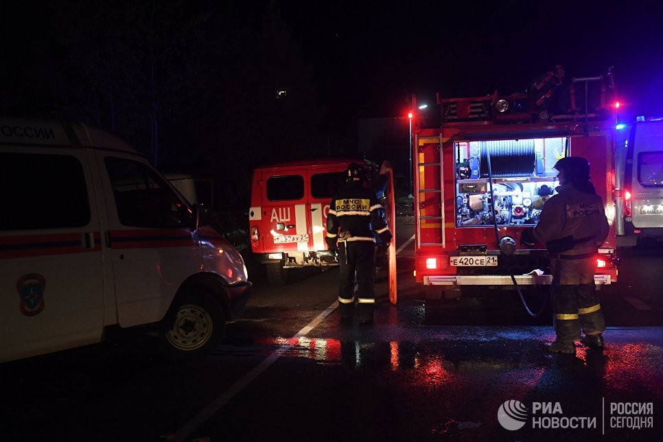 Спасатели на месте столкновения автобуса с фурой в Чувашии