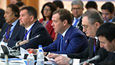 Дмитрий Медведев на заседании Совета глав правительств государств-членов ШОС в Душанбе. 12 октября 2018 Дмитрий Медведев на заседании Совета глав правительств государств-членов ШОС в Душанбе. 12 октября 2018