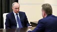 Президент РФ Владимир Путин и председатель Внешэкономбанка Игорь Шувалов во время встречи. 15 октября 2018 Президент РФ Владимир Путин и председатель Внешэкономбанка Игорь Шувалов во время встречи. 15 октября 2018