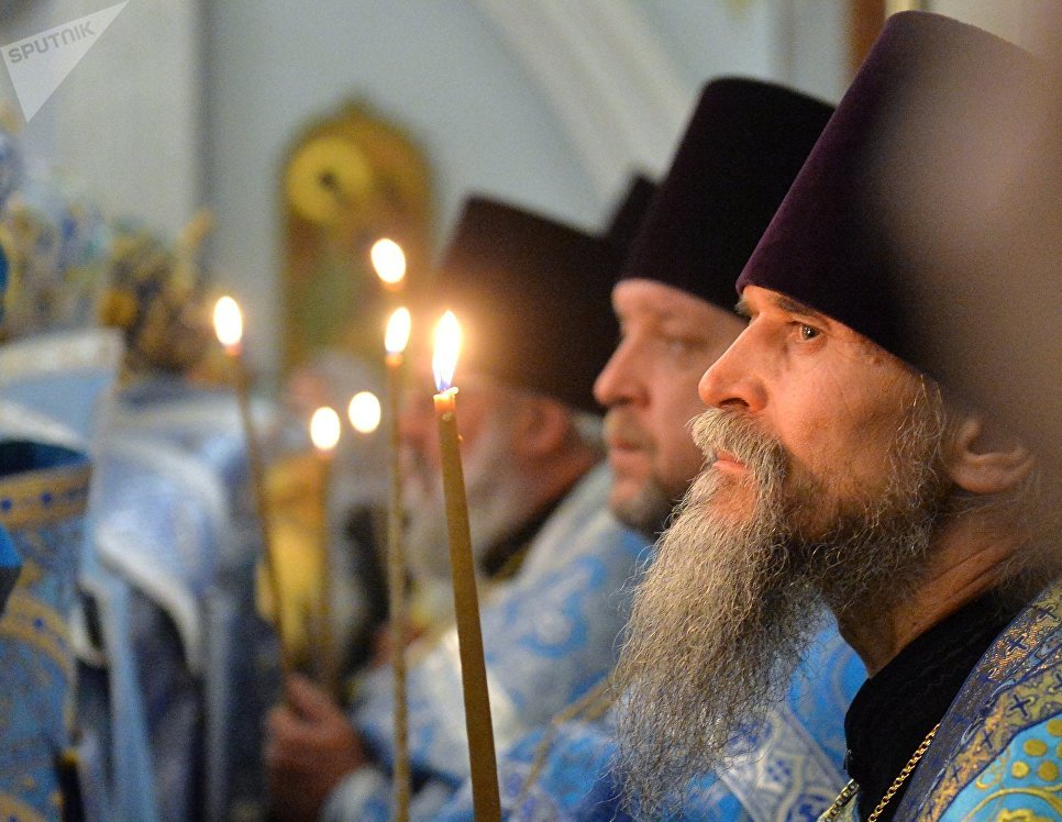 Священнослужители во время богослужения в Свято-Духовом кафедральном соборе в Минске Священнослужители во время богослужения в Свято-Духовом кафедральном соборе в Минске