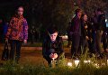 Женщина со свечой на улице в Керчи, где в Керченском политехническом колледже произошли взрыв и стрельба Женщина со свечой на улице в Керчи, где в Керченском политехническом колледже произошли взрыв и стрельба