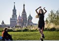 Девушка танцует в парке Зарядье в Москве Девушка танцует в парке Зарядье в Москве