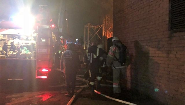 Пожар на заводе во Владикавказе тушат более 60 пожарных 
