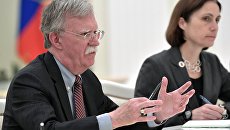 Советник президента США по вопросам национальной безопасности Джон Болтон во время встречи с президентом РФ Владимиром Путиным. 23 октября 2018 Советник президента США по вопросам национальной безопасности Джон Болтон во время встречи с президентом РФ Владимиром Путиным. 23 октября 2018
