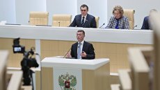 Министр труда и социальной защиты РФ Максим Топилин выступает на пленарном заседании Совета Федерации РФ в Москве. 24 октября 2018 Министр труда и социальной защиты РФ Максим Топилин выступает на пленарном заседании Совета Федерации РФ в Москве. 24 октября 2018
