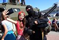 Девочка фотографируется с сотрудником полиции во время акции Курорт – 2015. Кубань – территория безопасности в Краснодарском крае Девочка фотографируется с сотрудником полиции во время акции Курорт – 2015. Кубань – территория безопасности в Краснодарском крае
