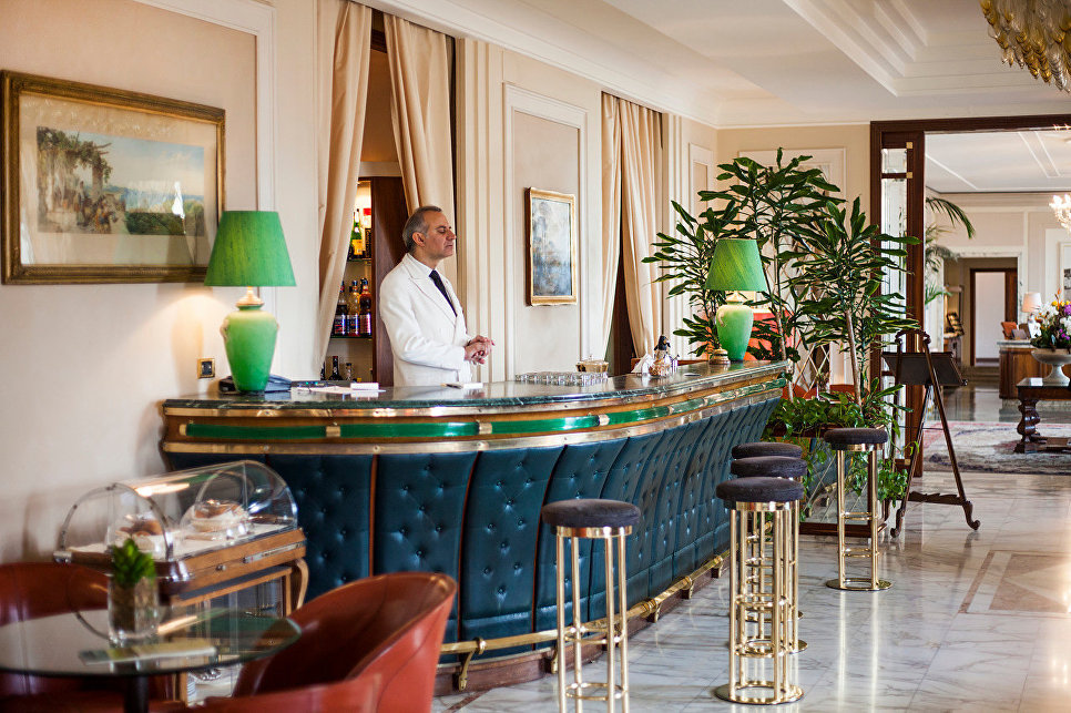 Общественное пространство в отеле Grand Hotel Vesuvio, Неаполь