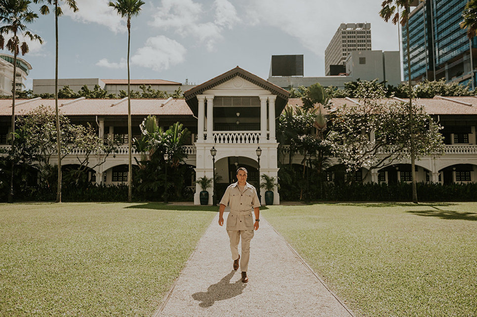 Павел Манылов во внутреннем дворе отеля Raffles Singapore