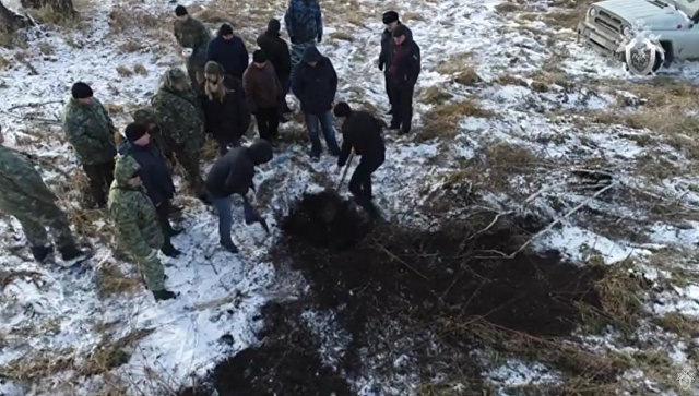 СК опубликовал видео с места захоронения убитого жителем Кемерово подростка 