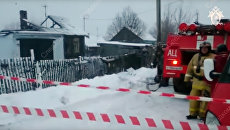 Сотрудники МЧС на месте пожара в городе Юрга Кемеровской области. 6 ноября 2018 Сотрудники МЧС на месте пожара в городе Юрга Кемеровской области. 6 ноября 2018