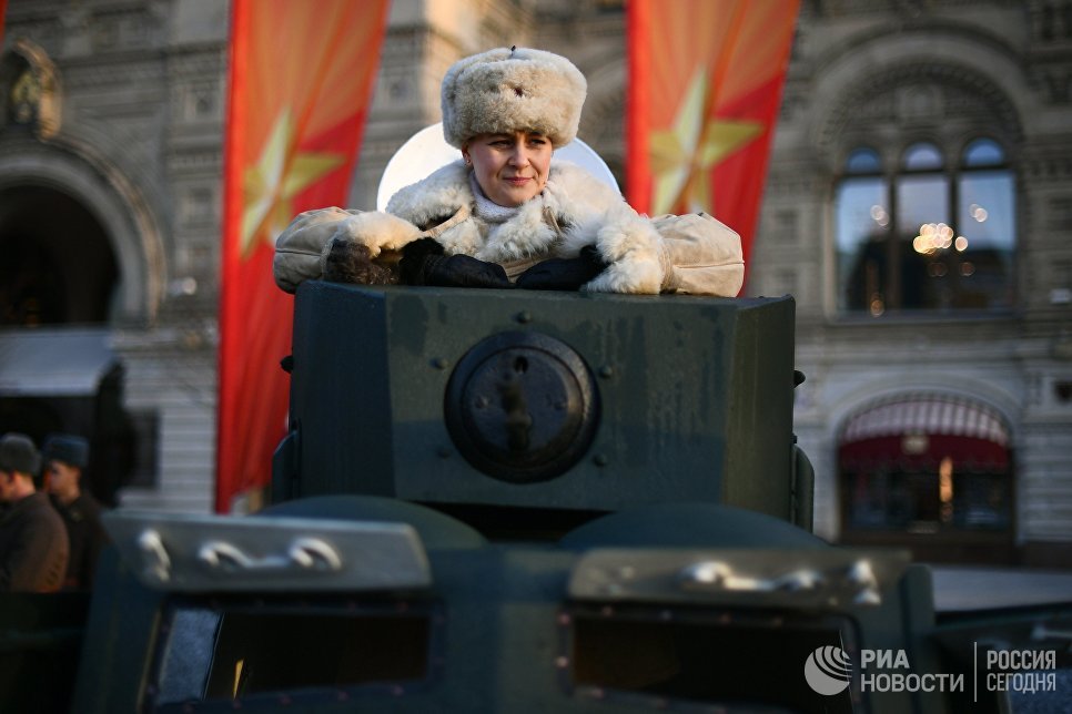 Участница марша, посвященного 77-летию военного парада 1941 года, на Красной площади в Москве Участница марша, посвященного 77-летию военного парада 1941 года, на Красной площади в Москве