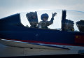 Пилот в кабине самолета на Чжухайском авиасалоне Пилот в кабине самолета на Чжухайском авиасалоне