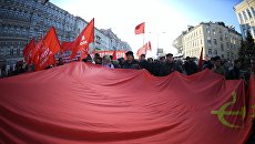 Участники шествия, посвященного 101-й годовщине Октябрьской революции, в Москве. 7 ноября 2018 Участники шествия, посвященного 101-й годовщине Октябрьской революции, в Москве. 7 ноября 2018