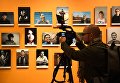 Посетитель на открытии выставки победителей IV международного конкурса фотожурналистики имени Андрея Стенина в Москве. 8 ноября 2018 Посетитель на открытии выставки победителей IV международного конкурса фотожурналистики имени Андрея Стенина в Москве. 8 ноября 2018