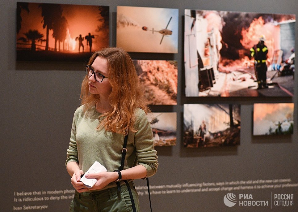 Посетительница на открытии выставки победителей IV международного конкурса фотожурналистики имени Андрея Стенина в Москве Посетительница на открытии выставки победителей IV международного конкурса фотожурналистики имени Андрея Стенина в Москве