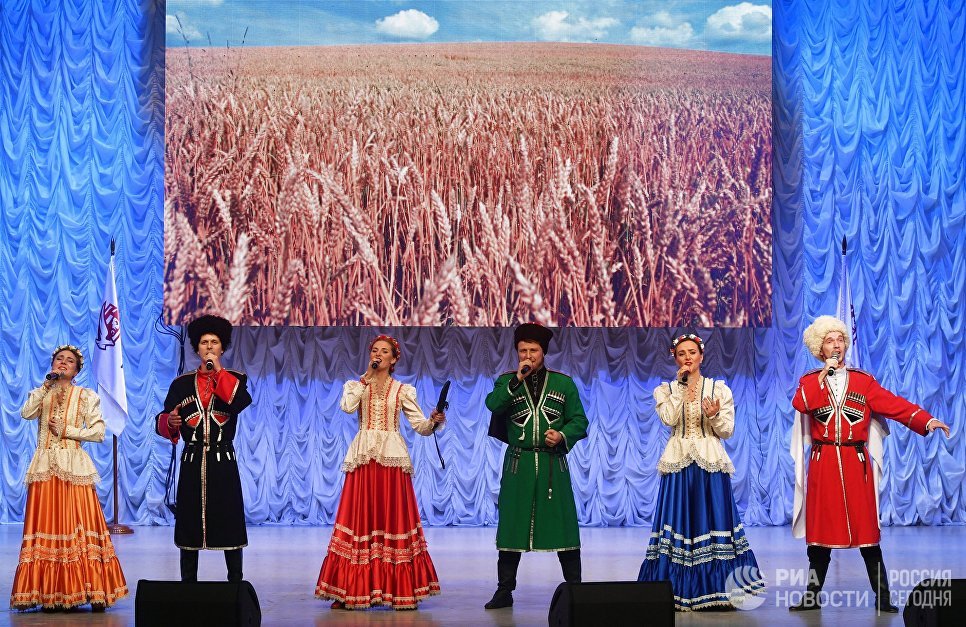 Фольклорный ансамбль Матрёна-Арт на фестивале творчества, посвященном Великому стоянию на реке Угре в 1480 году, в Калуге Фольклорный ансамбль Матрёна-Арт на фестивале творчества, посвященном Великому стоянию на реке Угре в 1480 году, в Калуге