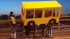Жители Владивостока попытались пройти по Золотому мосту под видом желтого автобуса Жители Владивостока попытались пройти по Золотому мосту под видом желтого автобуса