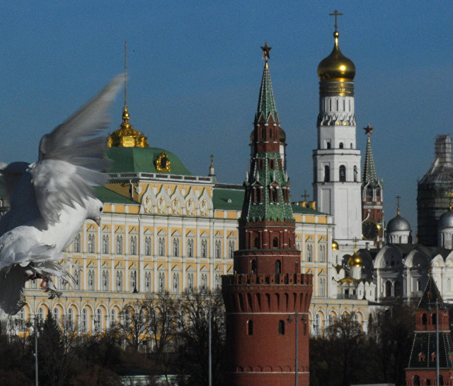 Голуби на Патриаршем мосту в Москве Голуби на Патриаршем мосту в Москве